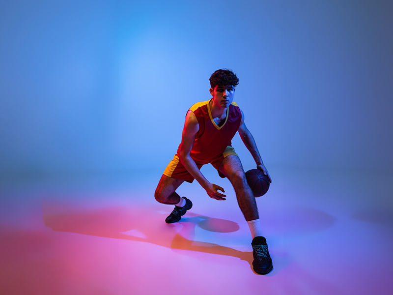 假期老頭樂詹姆斯社媒曬出自己的高爾夫揮桿動(dòng)作